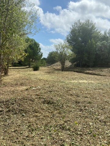 Débroussaillement d’une parcelle en vue d’une construction future à Martigues