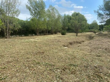 Débroussaillement d’une parcelle en vue d’une construction future à Martigues