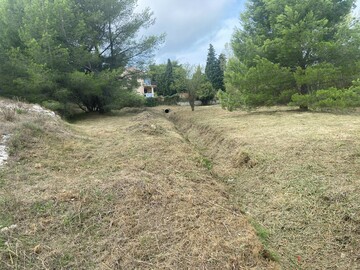 Débroussaillement d’une parcelle en vue d’une construction future à Martigues