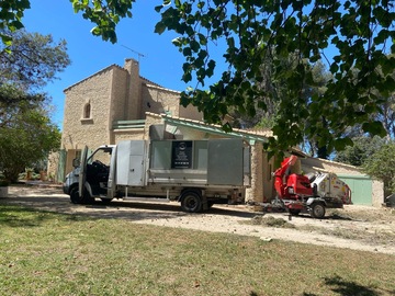 Abattage par démontage de Pins à St Mitre les Remparts